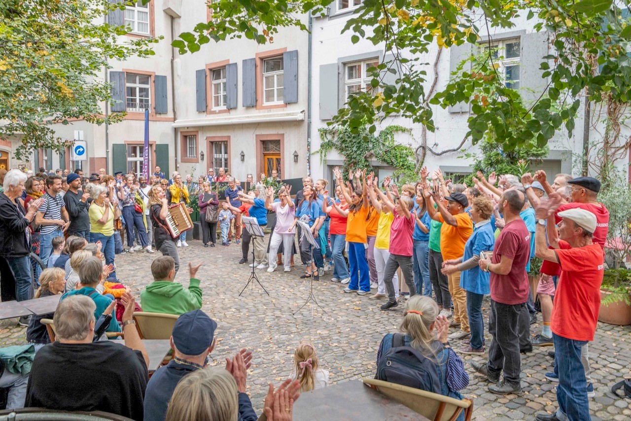 Schlussfest Jurtensommer mit Surpise Strassenchor