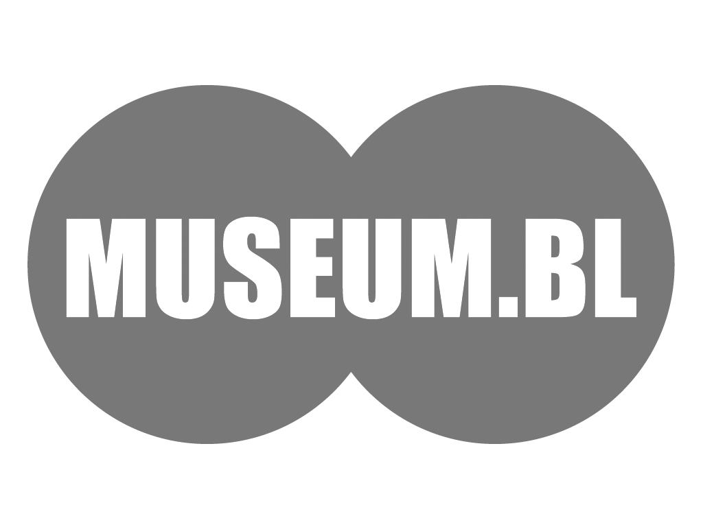 Museumsbar: Biolumineszentes Holz. Wenn es im Dunkeln leuchtet